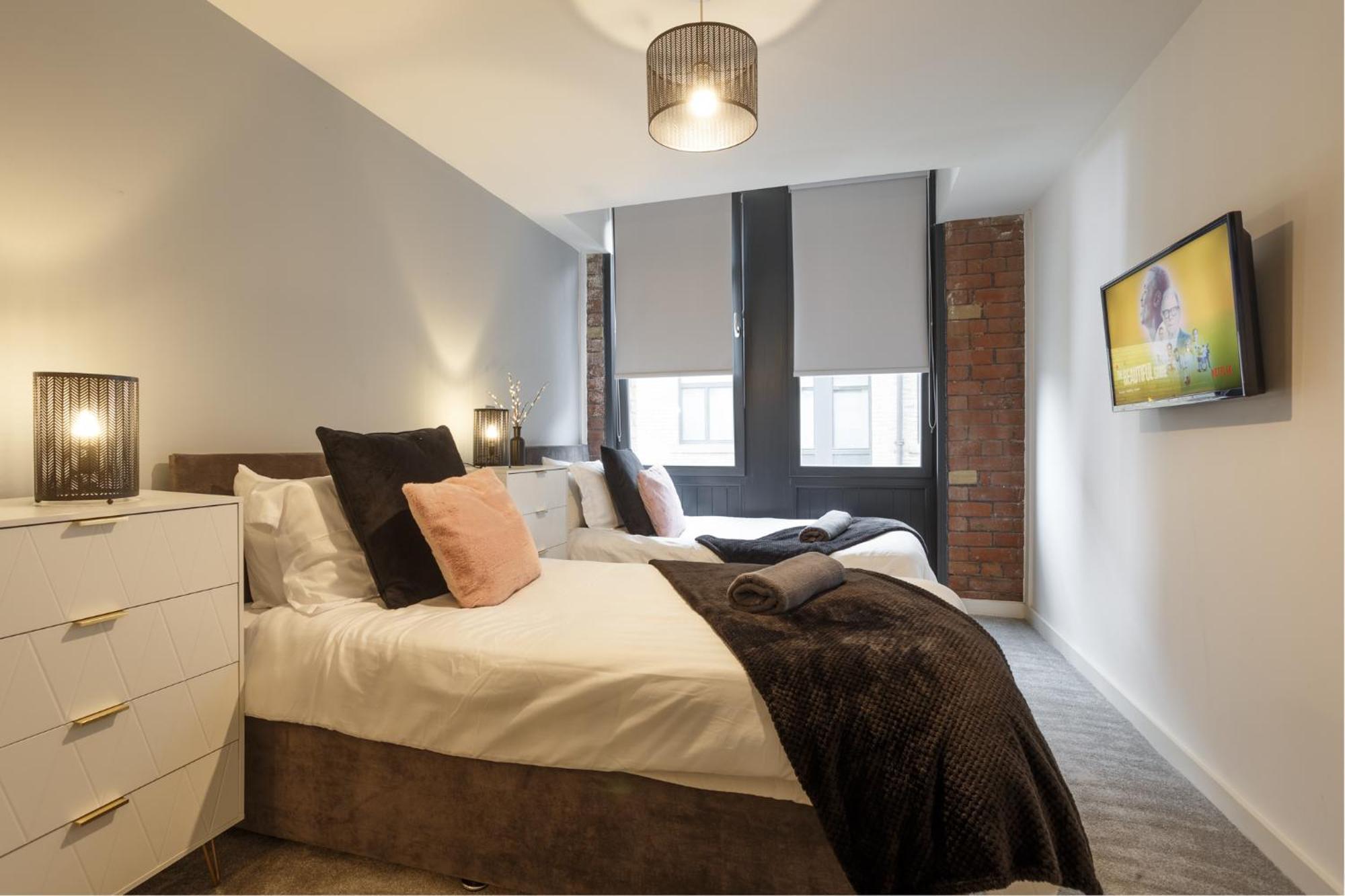 Beautiful 2 Bed With Balcony Apartment
