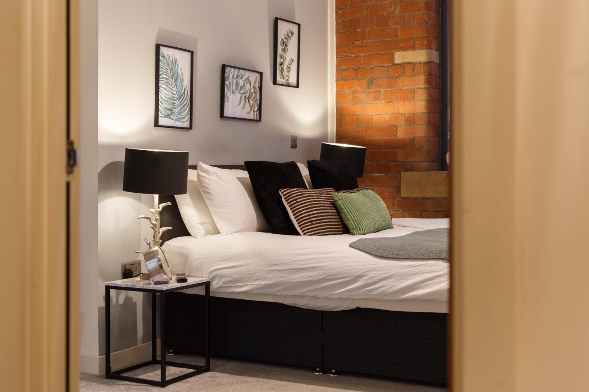 Beautiful 2 Bed With Balcony Apartment
